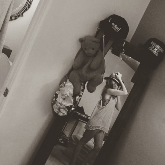 Meet your Posher, Elle - Picture 2 of 11